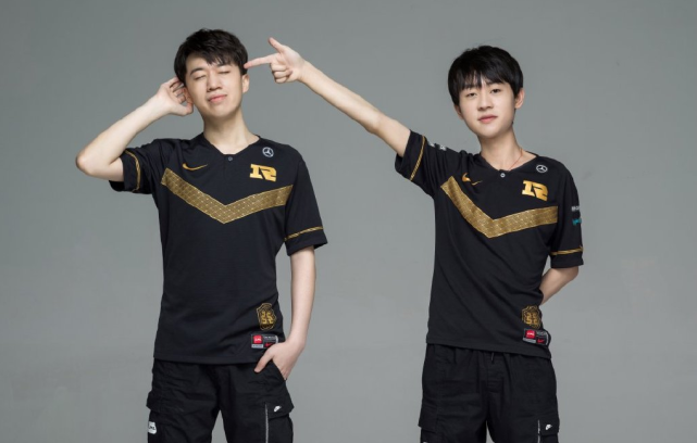 孩愣住时表 孩愣住时表